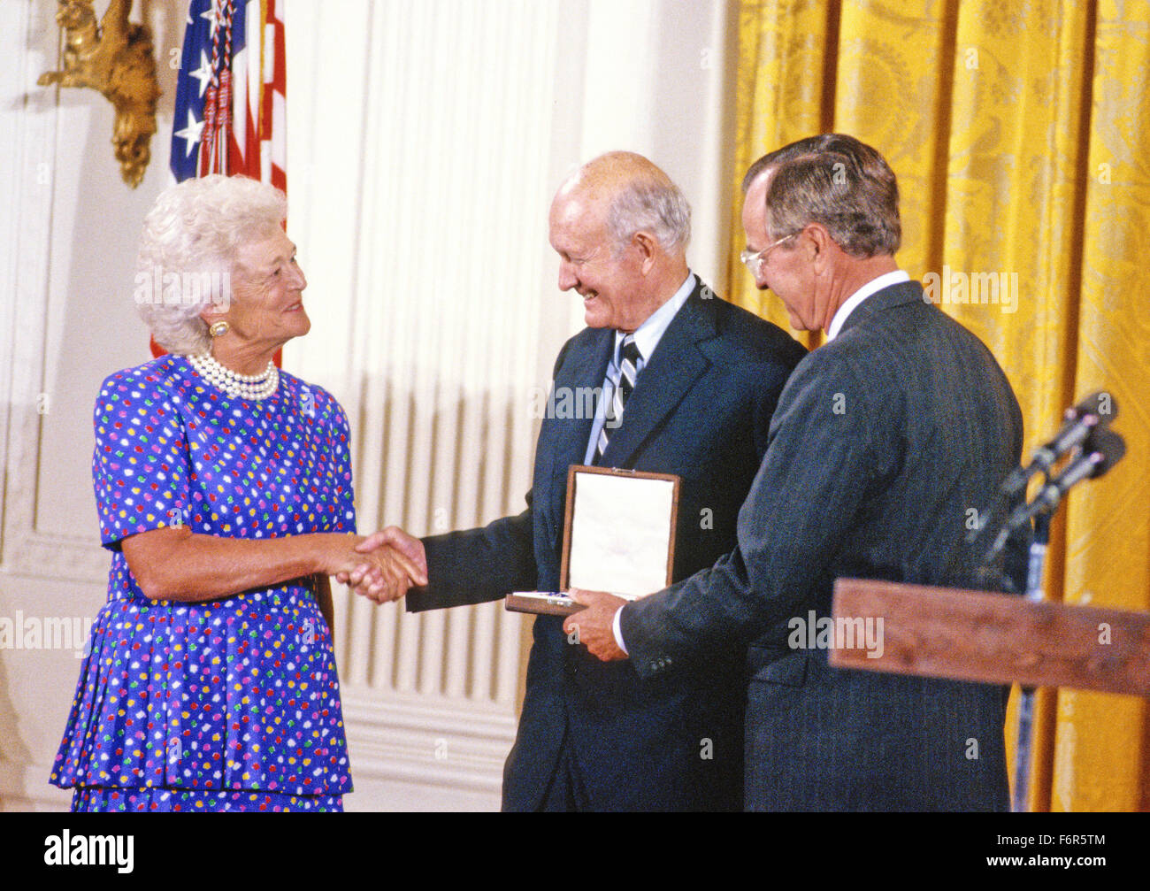 C. Douglas Dillon, US-amerikanischer Diplomat und Politiker, sowohl als Botschafter der Vereinigten Staaten nach Frankreich und als 57. Secretary Of The Treasury, center, wird von US-Präsident George H.W. Bush, Recht und First Lady Barbara Bush, links, in einer Zeremonie im East Room des weißen Hauses in Washington die Presidential Medal Of Freedom, die höchste zivile Auszeichnung der Vereinigten Staaten, verliehen. , DC am 6. Juli 1989. Bildnachweis: Ron Sachs/CNP - kein Draht-Dienst- Stockfoto