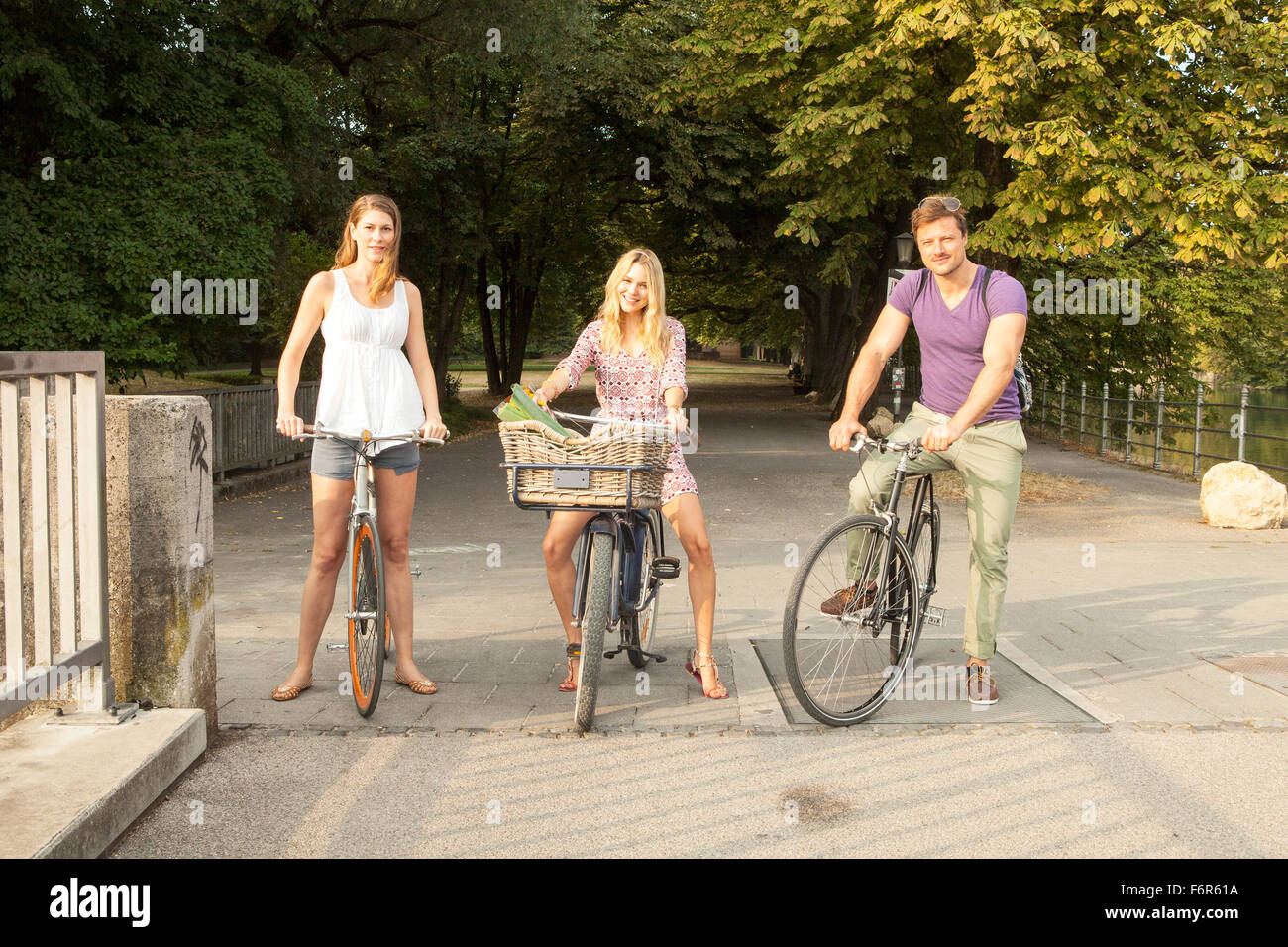 Gruppe von Freunden mit dem Fahrrad auf Stadtbrücke Stockfoto
