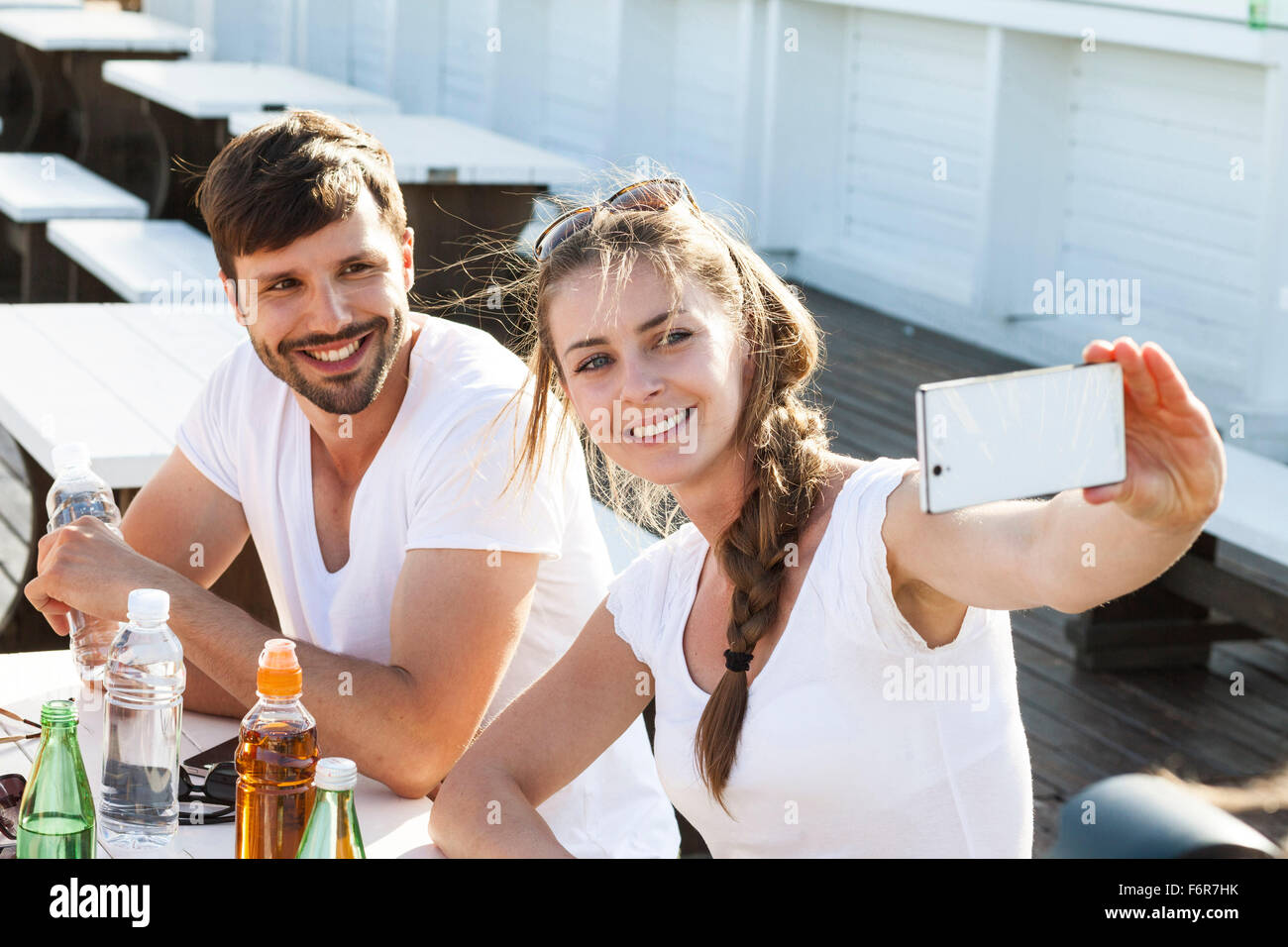 Junges Paar, wobei ein Selbstportrait in der Beachbar Stockfoto