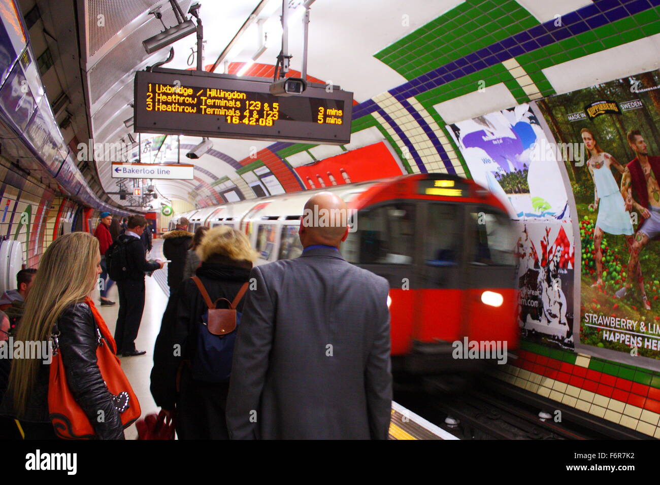 Ein Zug von London unterirdisch Piccadilly Line eine Plattform angekommen Stockfoto