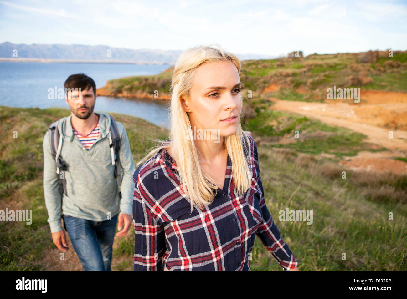 Junges Paar Wanderungen entlang der Küste entlang Stockfoto