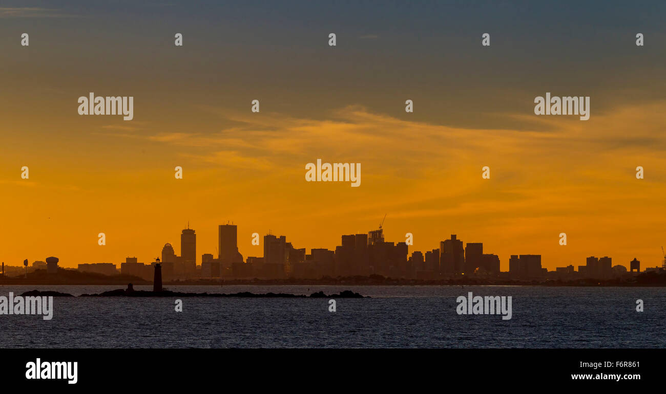 Silhouette der Stadt in der Dämmerung als Ihre nahende Boston, Massachusetts. Stockfoto