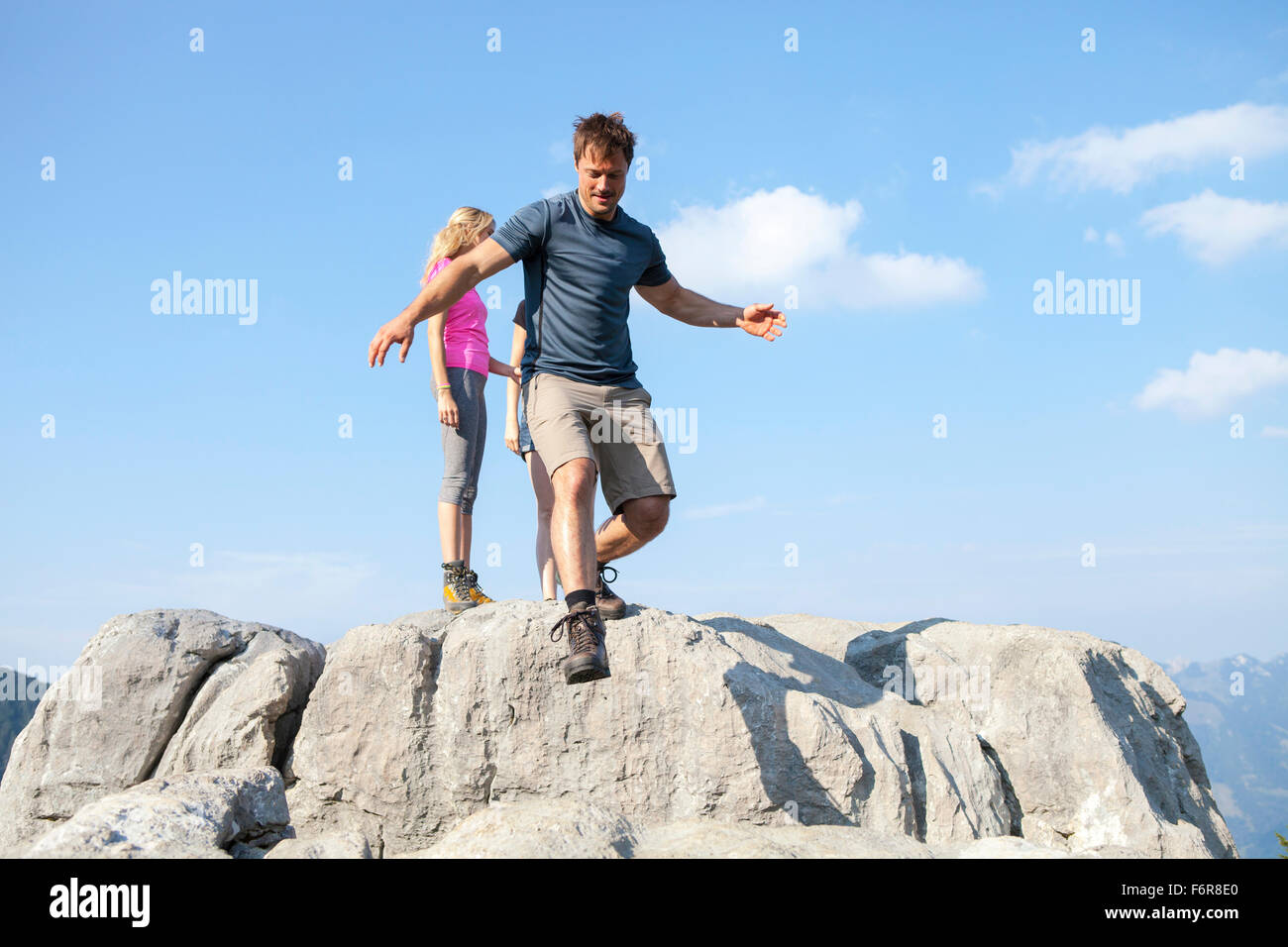 Junges Paar in Berglandschaft Wandern Stockfoto