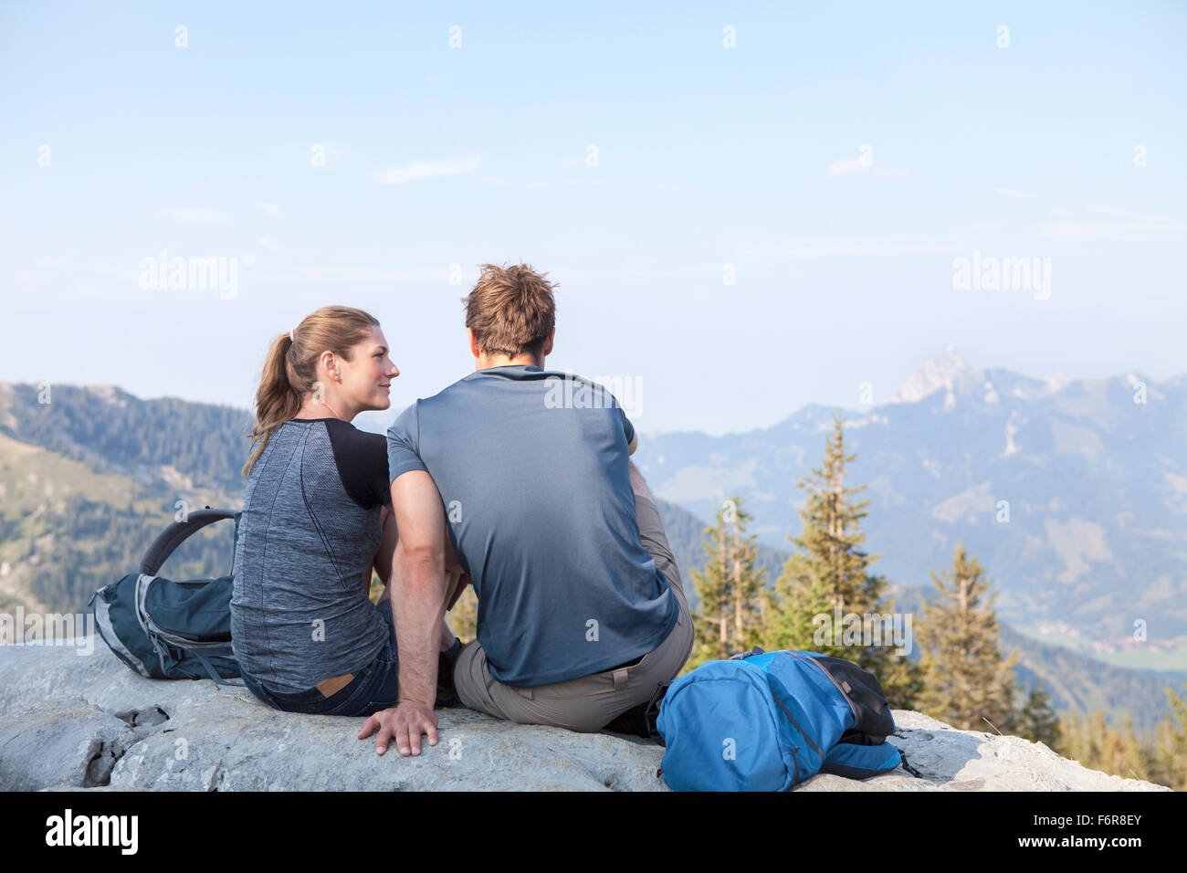 Junges Paar ruht auf Berggipfel Stockfoto