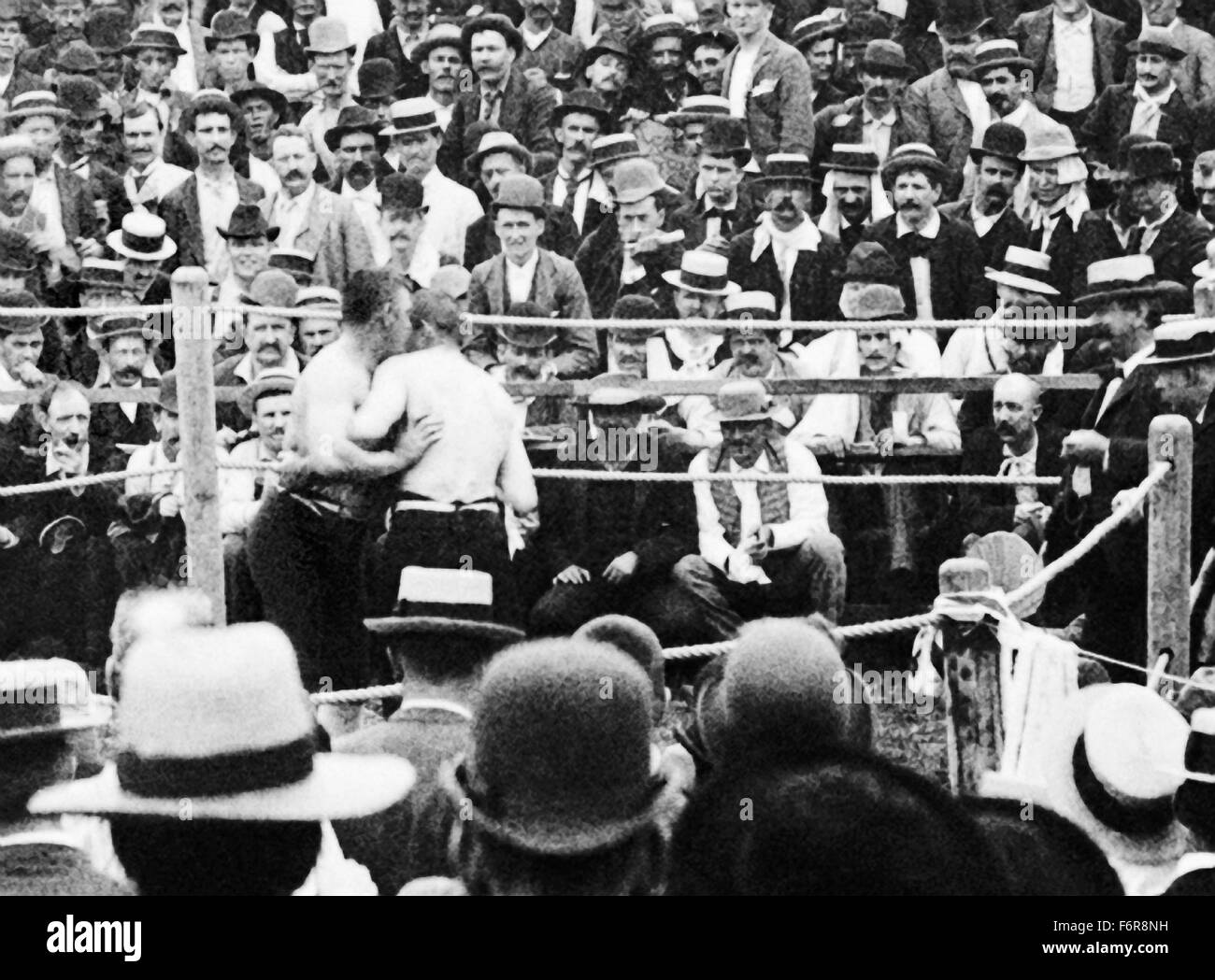 Vintage Foto von der berühmten bloßen Fäusten WM-Kampf zwischen John L Sullivan (1858-1918) und Jake Kilrain (1859-1937). Der Kampf fand am 8. Juli 1889 in Richburg, Mississippi, vor einem geschätzten 3000 Zuschauern, die von den Behörden am Ort gespeichert geheim versammelt hatten. Sullivan, den Spitznamen "The Boston Strong Boy", ging als Sieger hervor, wenn der Wettbewerb von Kilrains Sekunden nach 75 Runden und zwei Stunden und 16 Minuten des Kampfes gestoppt wurde. Stockfoto