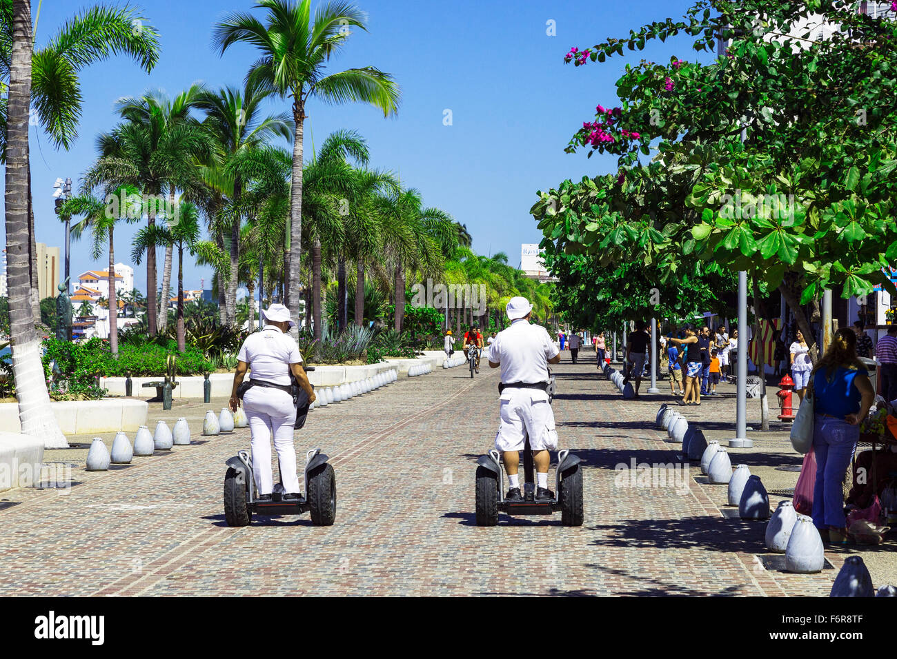 Polizisten in Puerto Vallarta, Mexiko auf mobile Patrouille mit Segway-Roller, Stockfoto