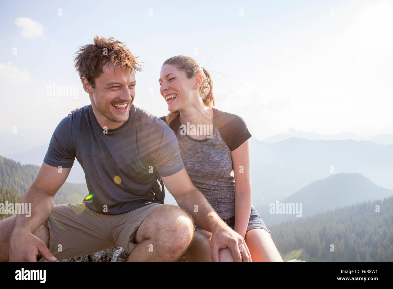 Junge Paare, die Spaß am Berg Stockfoto