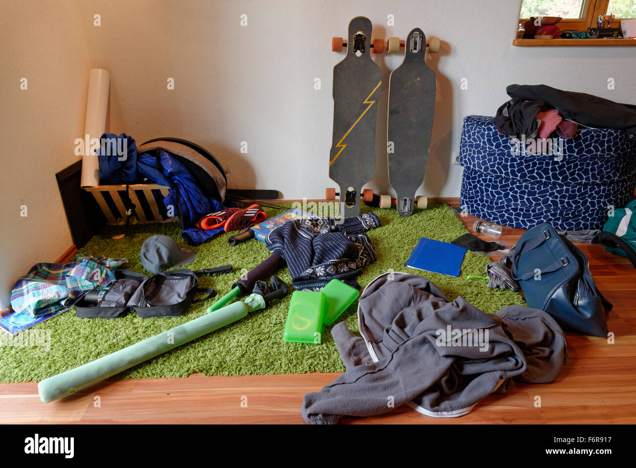 Unordentlichen Zimmer, Teenager Schlafzimmer, Oberbayern, Deutschland Stockfoto