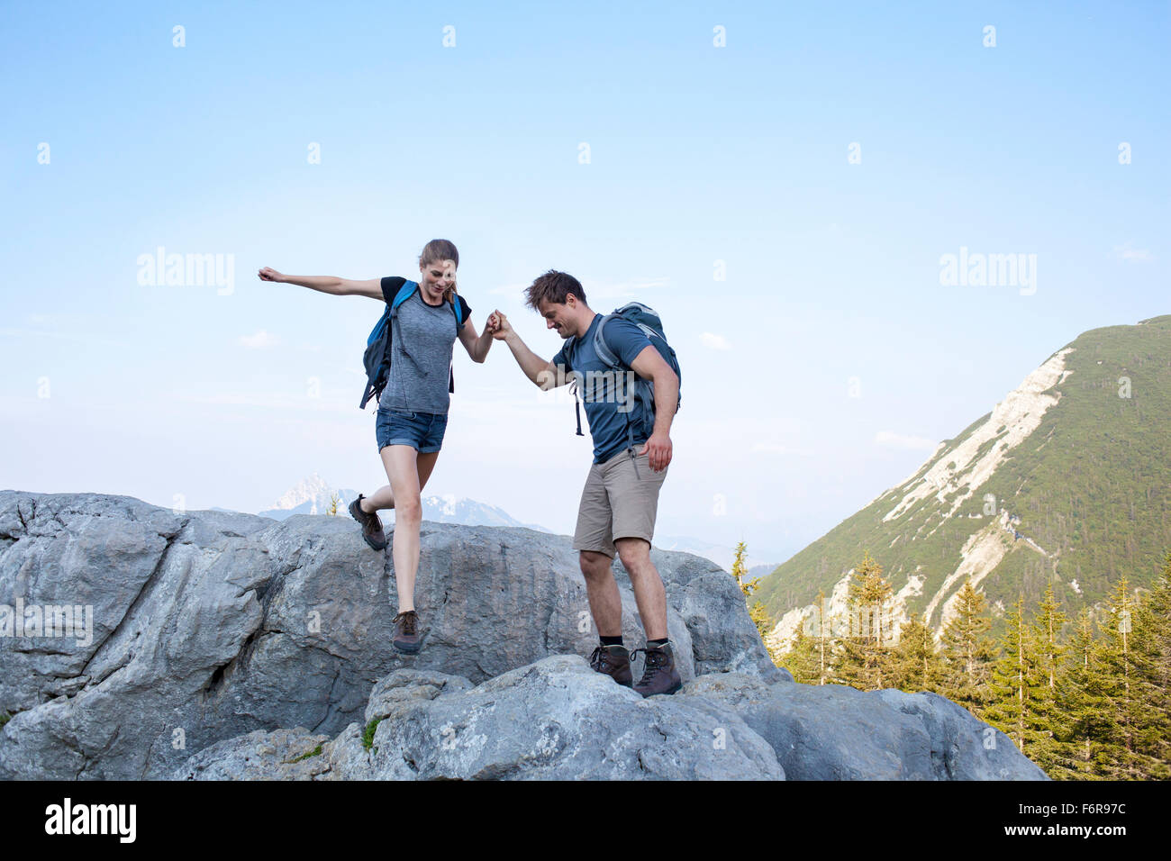 Junges Paar in Berglandschaft Wandern Stockfoto