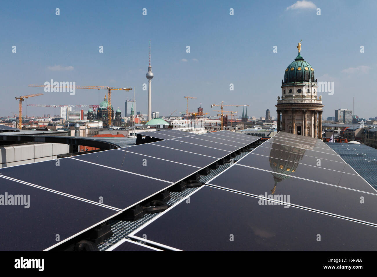 Photovoltaik-Anlage mit Dünnschicht-Modulen auf dem Dach des Kaufhauses Galeries Lafayette, französische Dom Tower und TV Stockfoto