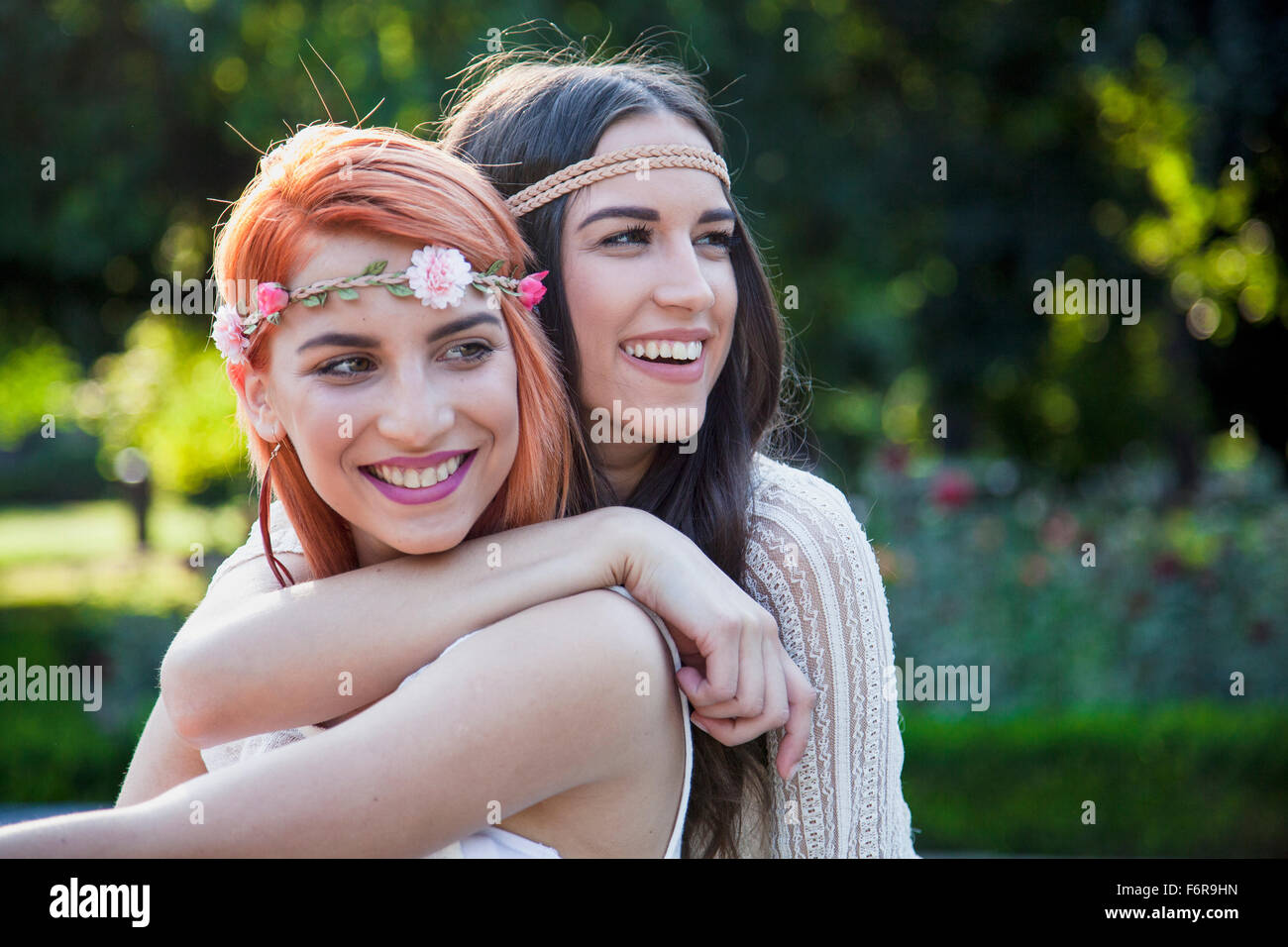 Junge Frauen im Hippie-Stil Mode umarmen Stockfoto
