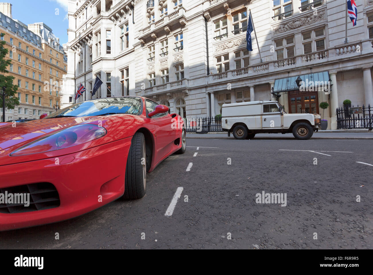 Ferrari und Landrover im Royal Horseguards Hotel in Whitehall Stockfoto