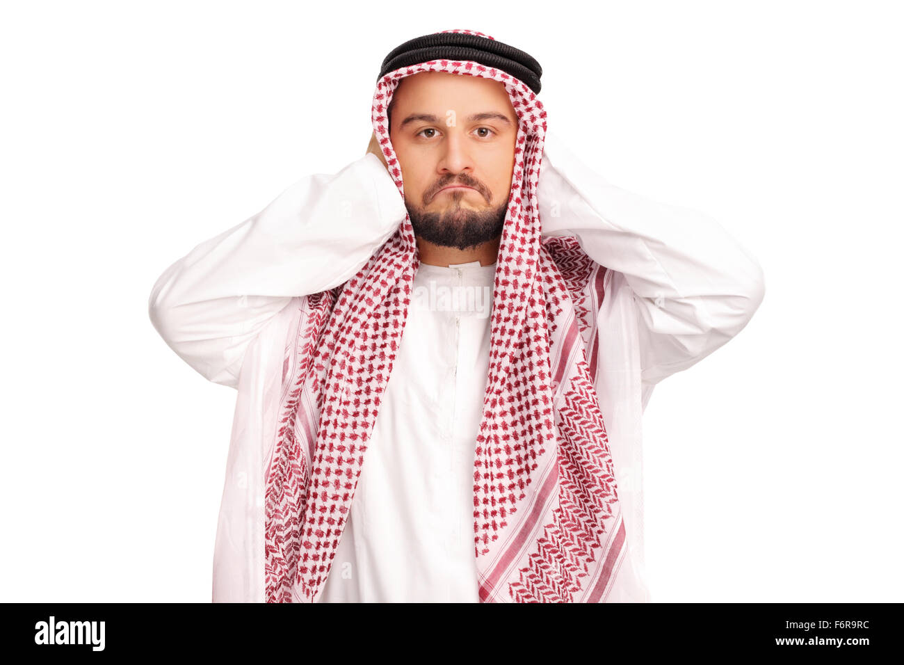 Nur ungern männliche arabische Ohren mit den Händen und schaut in die Kamera, die isoliert auf weißem Hintergrund Stockfoto