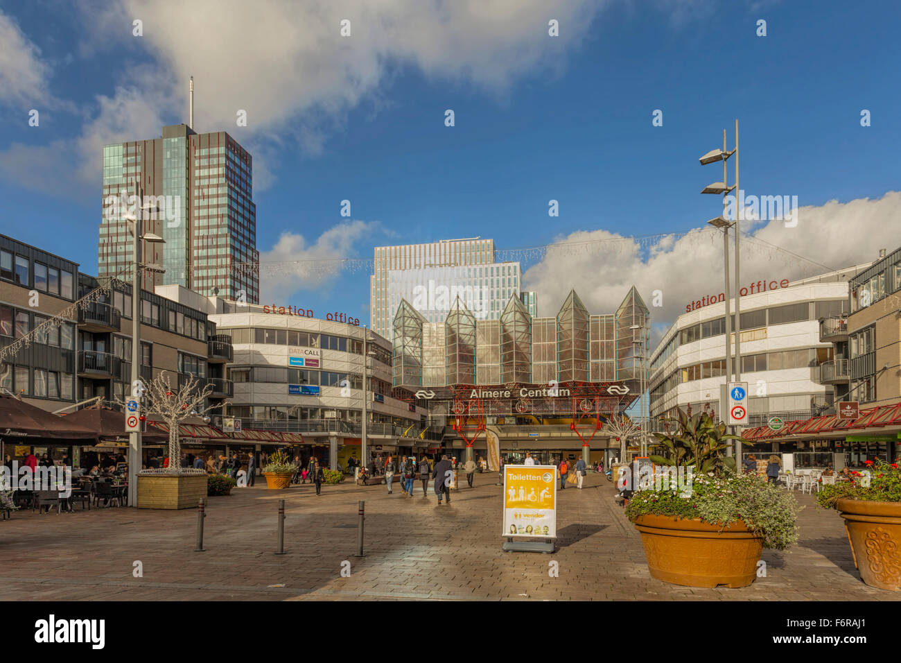 Moderne Architektur und Blick auf Central Station Almere, Flevoland, Niederlande, Europa. Stockfoto