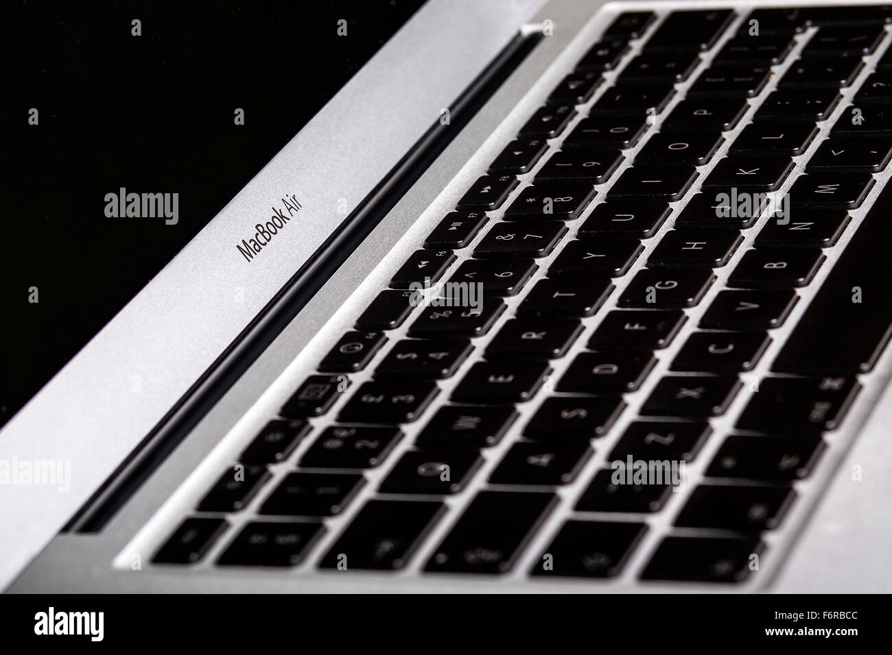 Nahaufnahme von einem Apple Mac, MacBook Air Notebook zeigt Detail Logo und UK Tastatur Stockfoto