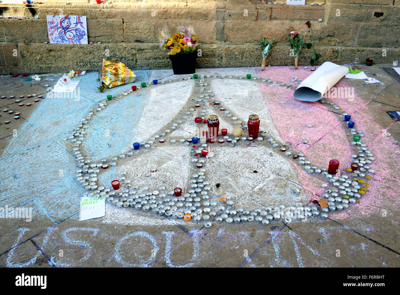 Aix en Provence, Frankreich. 19. November 2015. Betet für Paris. Denkmal vor dem Rathaus in Aix en Provence, Frankreich für die Opfer des Paris Angriffe in Form von den Eiffelturm, die französische Flagge und das Friedenssymbol. Bildnachweis: Chris Hellier/Alamy Live-Nachrichten Stockfoto