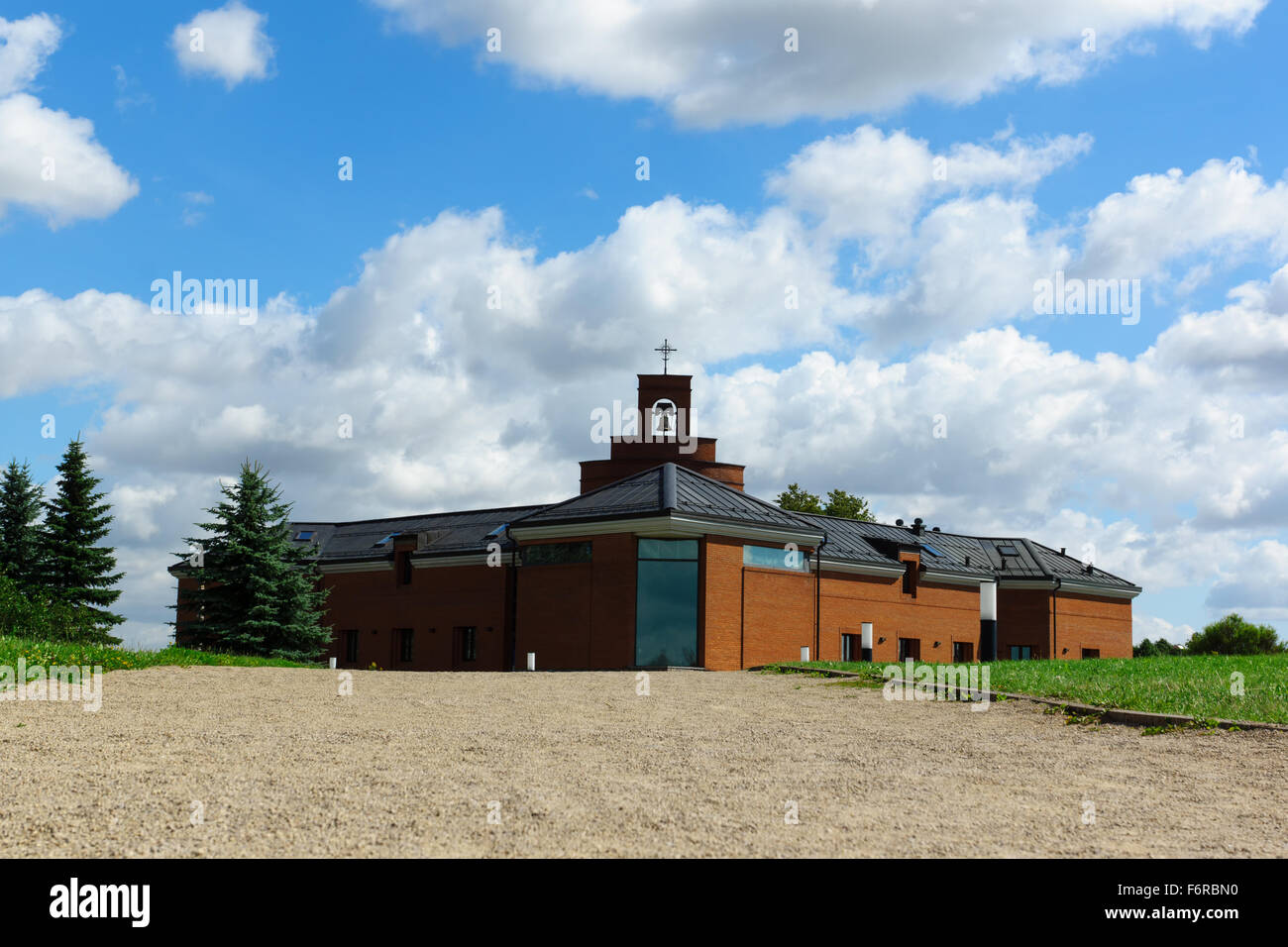 Kathedrale der Franziskaner aus dem roten Ziegel unter dem blauen Himmel mit weißen Wolken Stockfoto