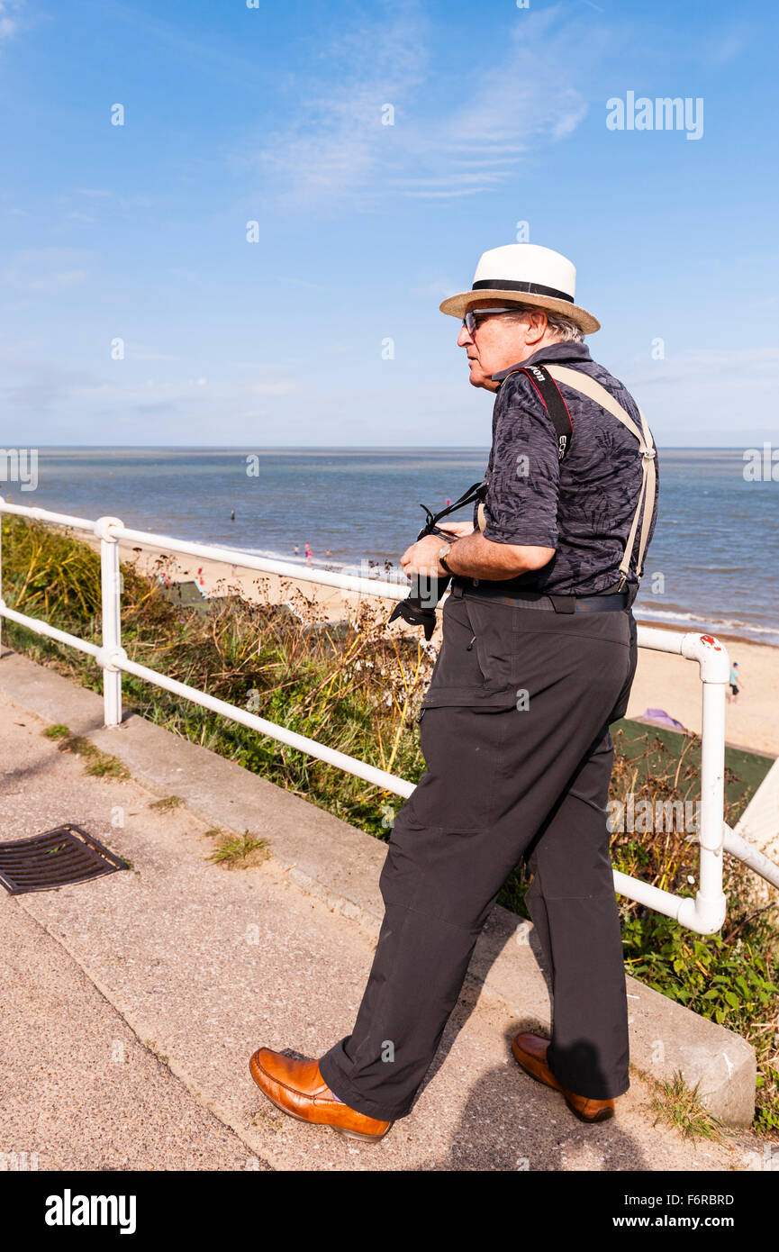 Ein älterer Mann Fotografieren in Southwold, Suffolk, England, Großbritannien, Uk Stockfoto