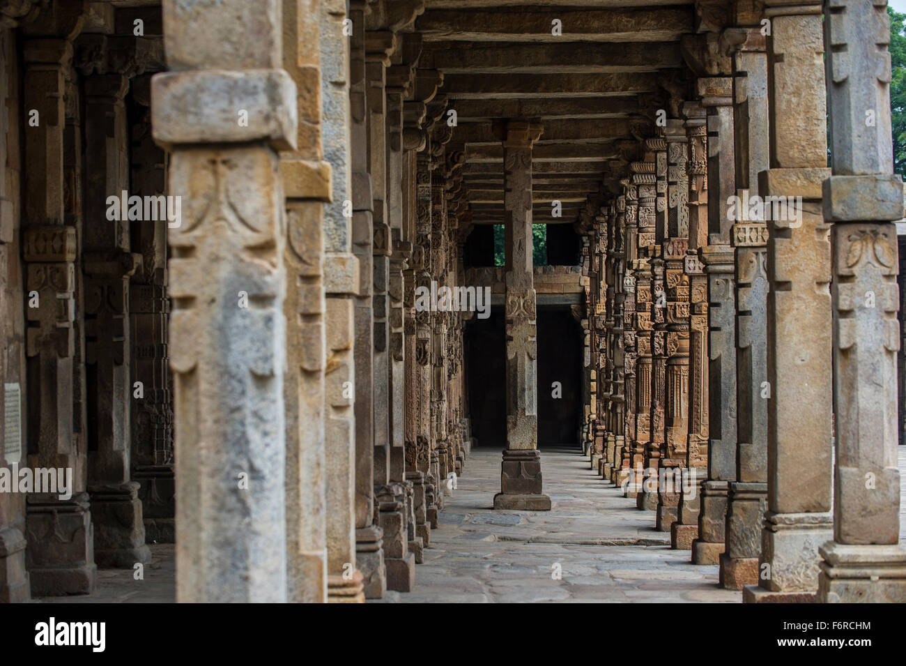 Qutub Minar, ein Backstein-Minarett. Der Turm befindet sich im Bereich Mehrauli von Delhi, Indien Stockfoto