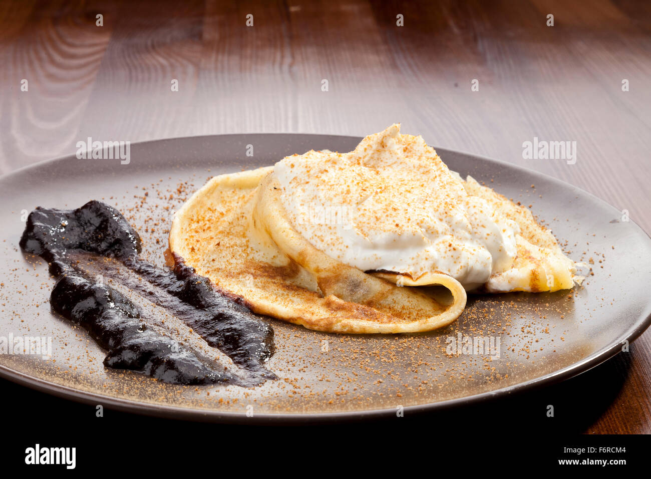 Crêpe-Pfannkuchen mit Schlagsahne Cram und Lebkuchen-Pulver Stockfoto