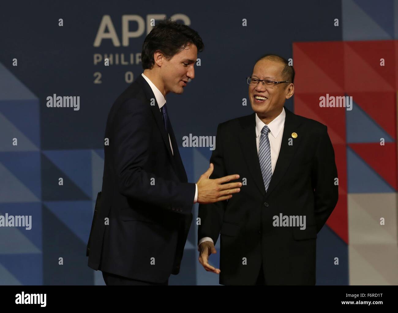 Manila, Philippinen. 19. November 2015. Philippinische Präsident Benigno Aquino III grüßt der kanadische Premierminister Justin Trudeau während der APEC Leaders Summit vom Philippine International Convention Center 19. November 2015 in Pasay City, Manila, Philippinen. Stockfoto