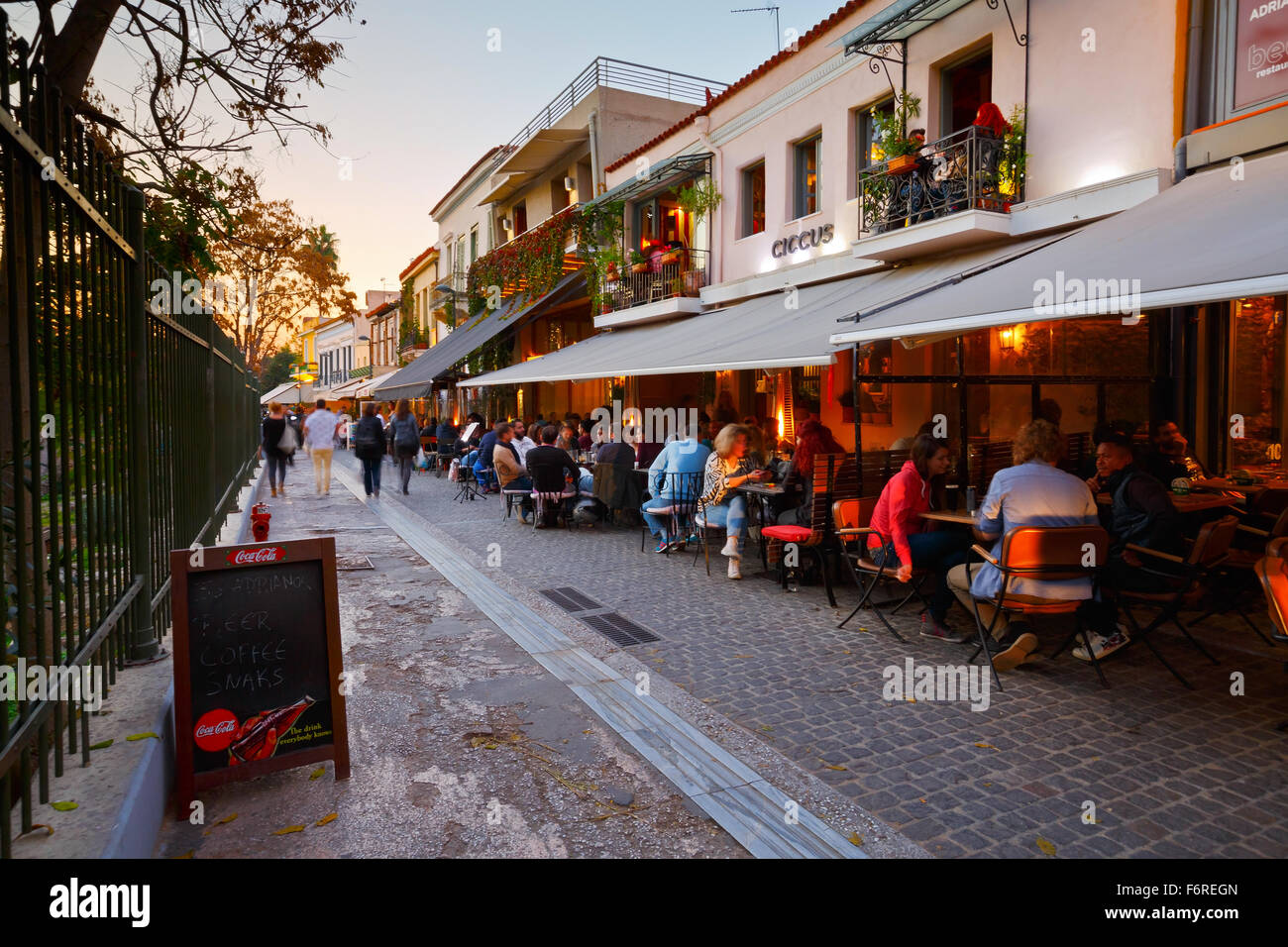 Touristen in einer Straße in der Nähe der antiken Agora mit vielen Restaurants und Cafés, Athen Stockfoto