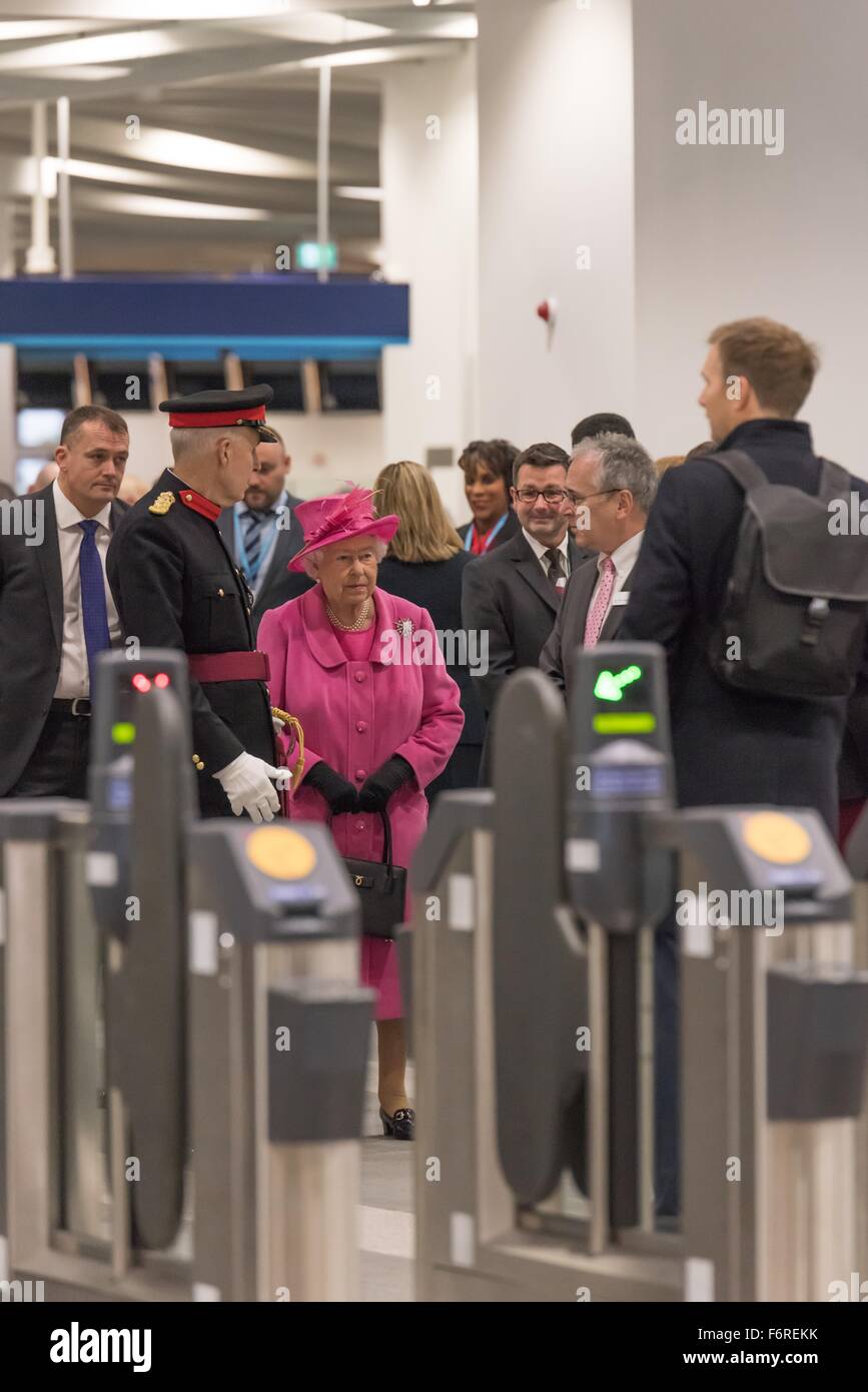 Birmingham, Vereinigtes Königreich. 19. November 2015.  Unter strengen Sicherheitsvorkehrungen und eine starke visuelle Polizeipräsenz die Königin nach Birmingham kam heute, offiziell wiederzueröffnen New Street Station wurde sie von einer großen Menschenmenge, die gerne einen Blick auf sie erhaschen begrüßt und ein hoch stieg, als sie durch die Station Gutschrift kam: David Holbrook/Alamy Live News Stockfoto