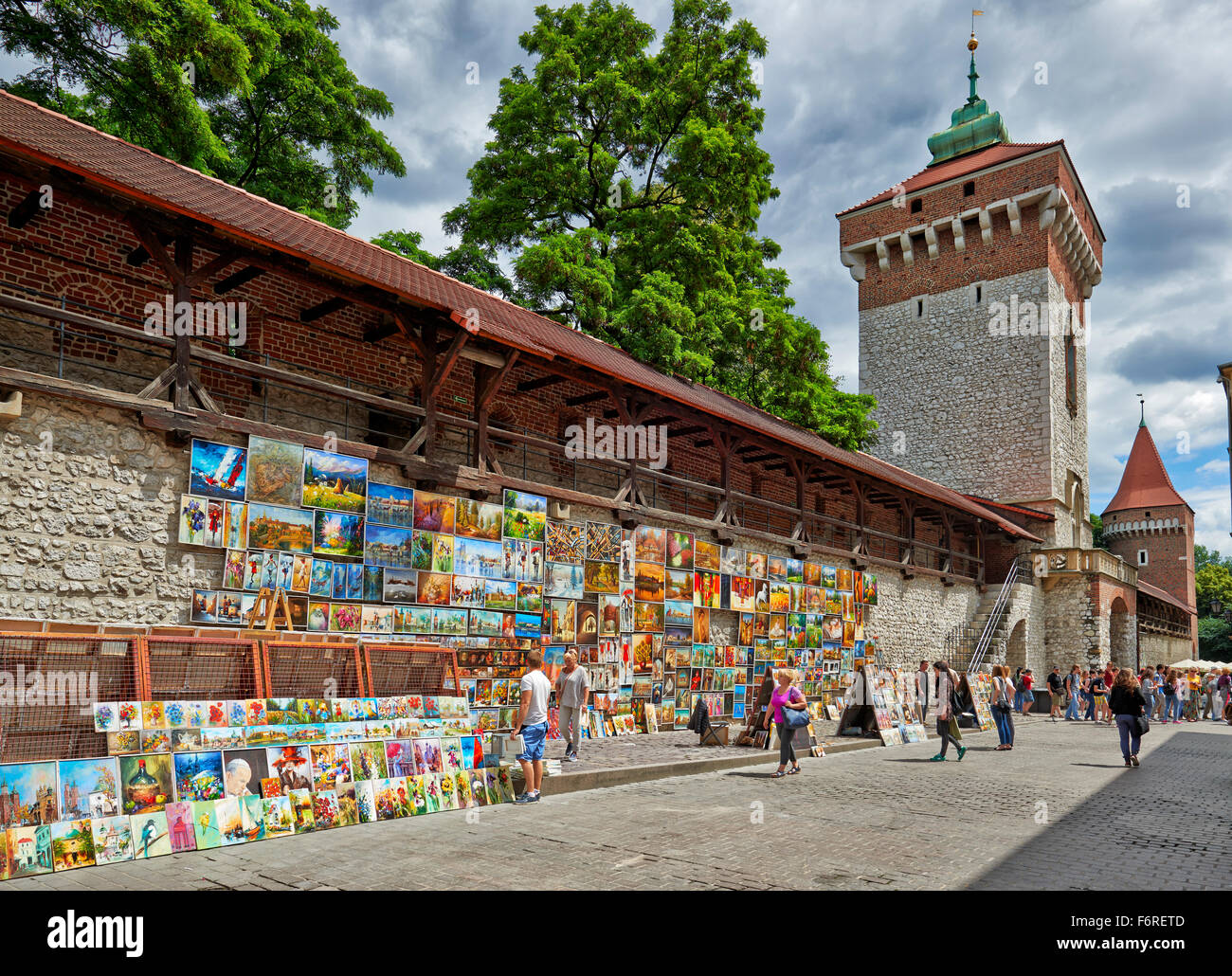 Stände mit Gemälden in St. Florian Tor oder Florian Tor und Stadtmauer von Krakau, Polen Stockfoto