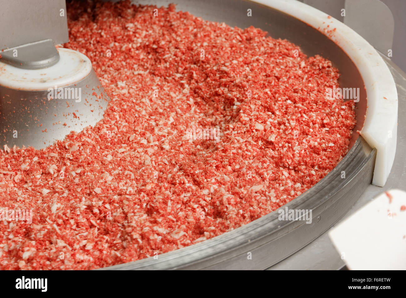 Rohes Hackfleisch Hackfleisch in einer großen Fabrik-Schüssel Stockfoto