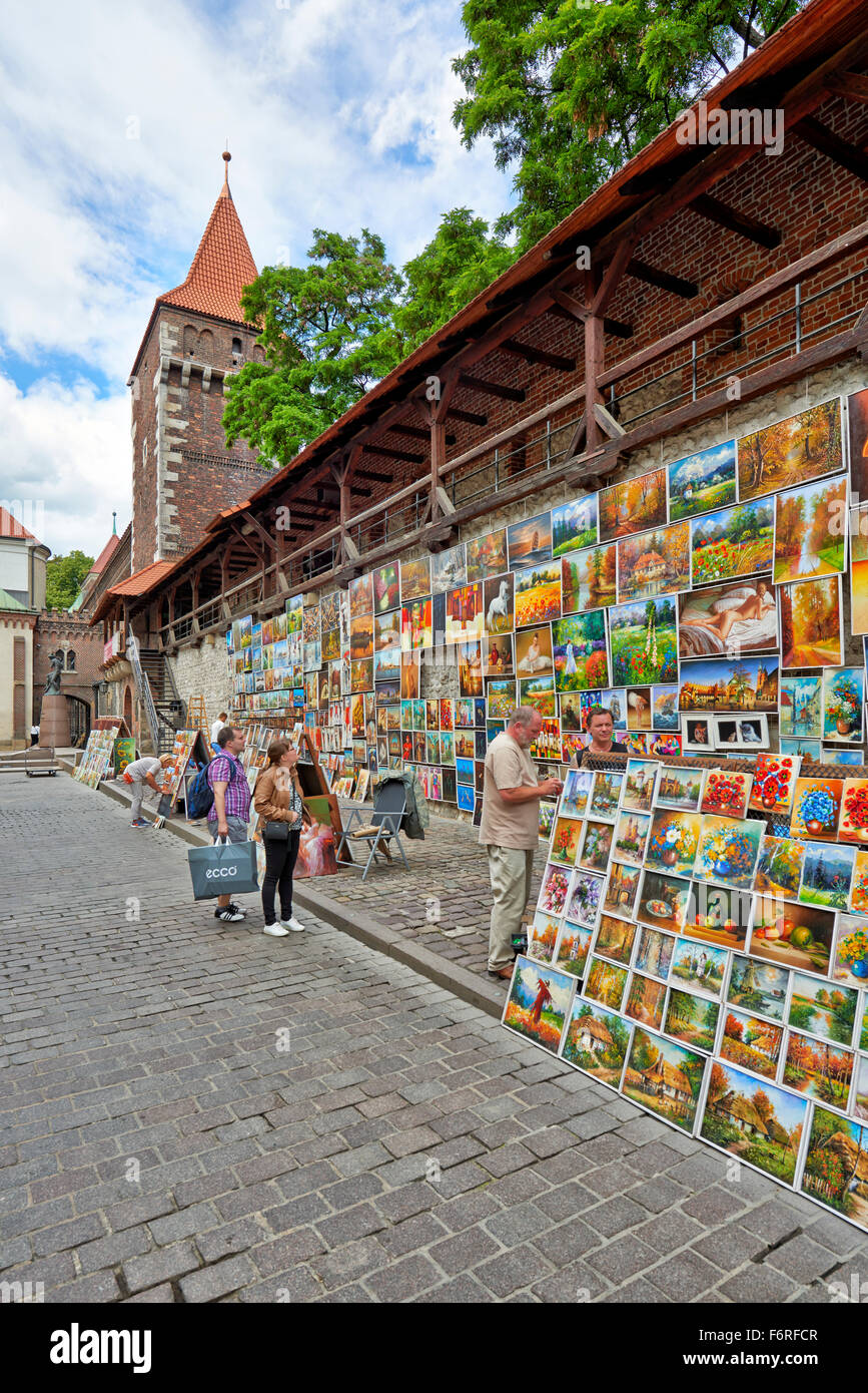 Stände mit Gemälden an Stadtmauer von Krakau, Polen Stockfoto