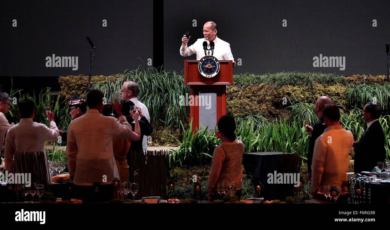 Manila, Philippinen. 19. November 2015. Philippinische Präsident Benigno Aquino III Toast weltweit führend bei der APEC Leaders Summit Willkommens-Dinner bei SM Mall of Asia Arena 18. November 2015 in Manila, Philippinen. Stockfoto