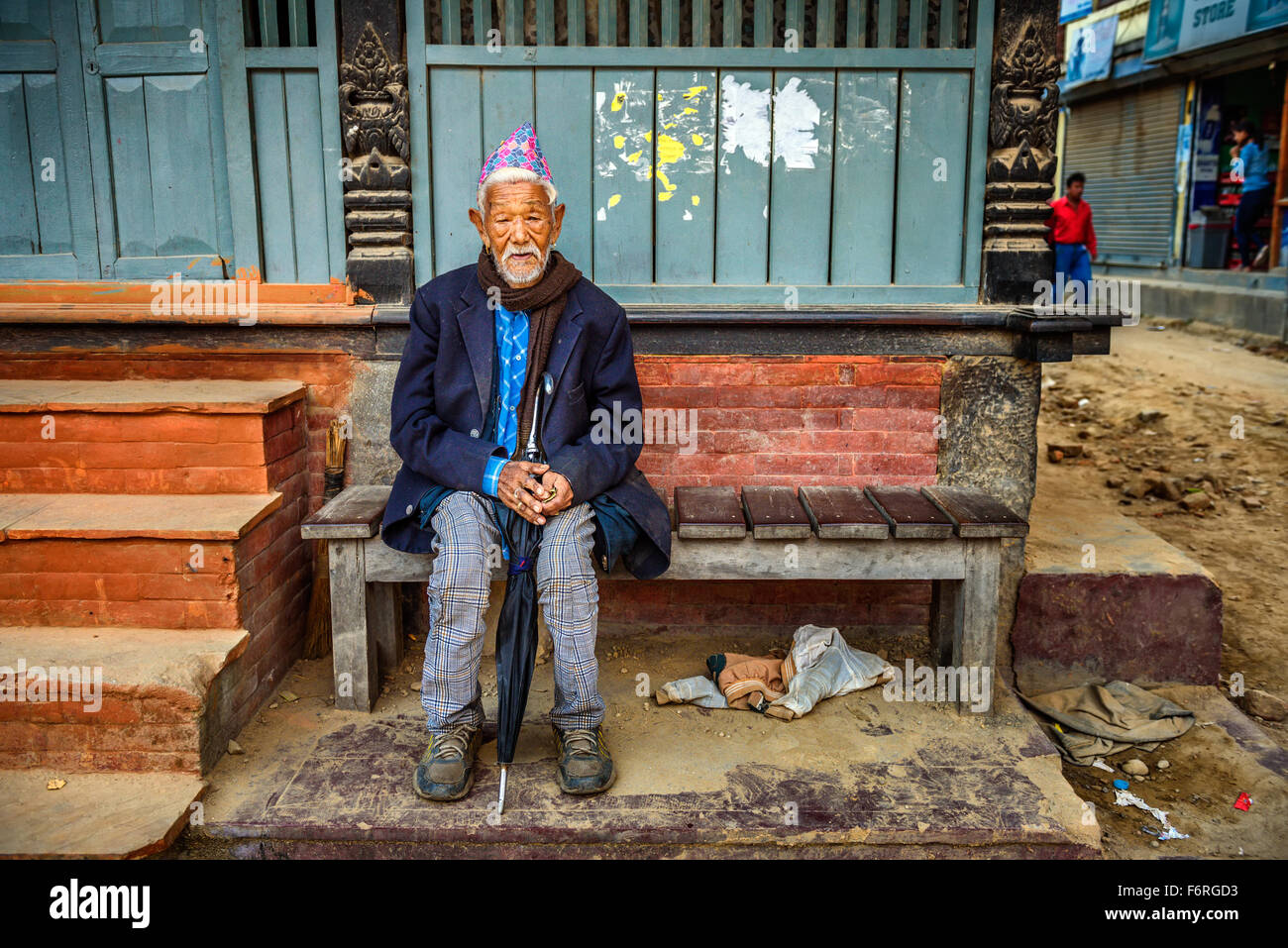 Älterer Mann sitzt auf der Straße von Kathmandu Stockfoto