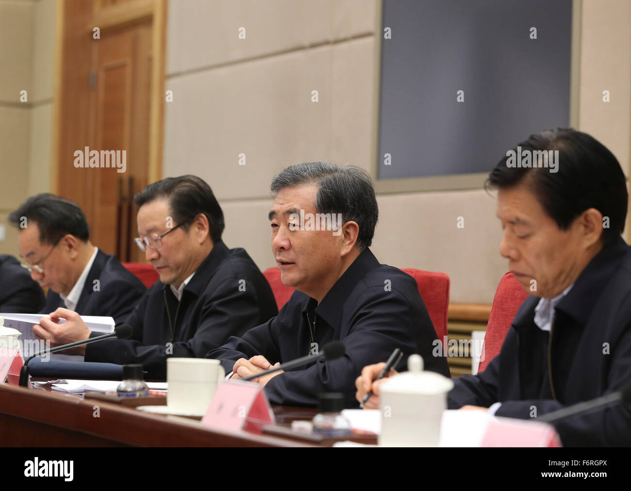 (151119)--Peking, 19. November 2015 (Xinhua)--chinesische Vize Premier Wang Yang (2. R) führt den Vorsitz in einer Besprechung über die Niederschlagung von Verletzung von Rechten des geistigen Eigentums und gefälschte Produkte in Peking, Hauptstadt von China, 19. November 2015.  (Xinhua/Ding Lin) (Zhs) Stockfoto