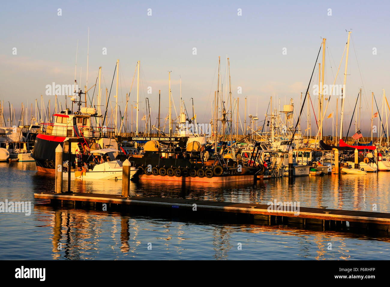 Angelboote/Fischerboote und Freizeitboote gefesselt in der Marina Santa Barbara und Handelshafen in Kalifornien Stockfoto