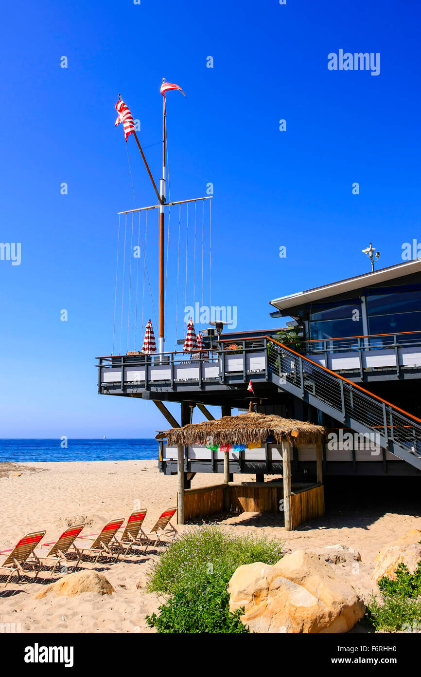 Das sehr noble Santa Barbara Yacht Club mit Blick auf den Strand und den Hafen an der pazifischen Küste von Kalifornien Stockfoto
