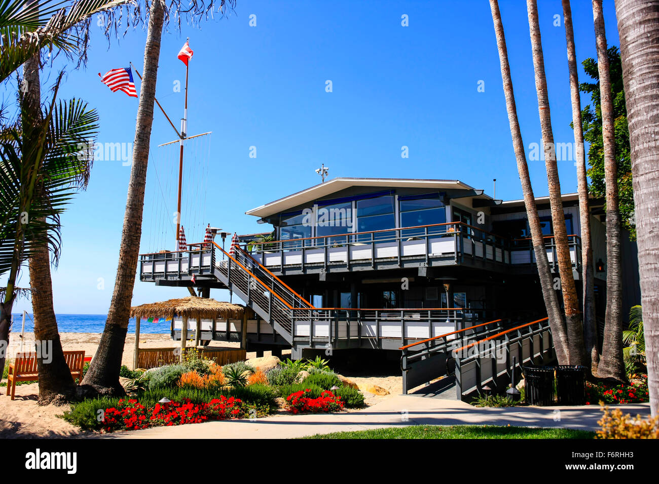 Das sehr noble Santa Barbara Yacht Club mit Blick auf den Strand und den Hafen an der pazifischen Küste von Kalifornien Stockfoto