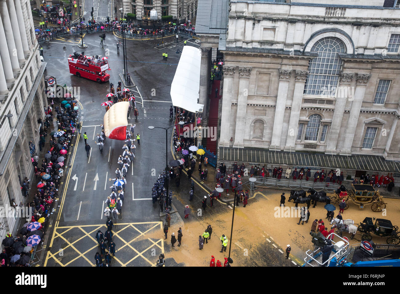 Der Oberbürgermeister zeigen Paraden durch die Straßen der City of London, nach einer Tradition, die seit 800 Jahren andauert. Stockfoto