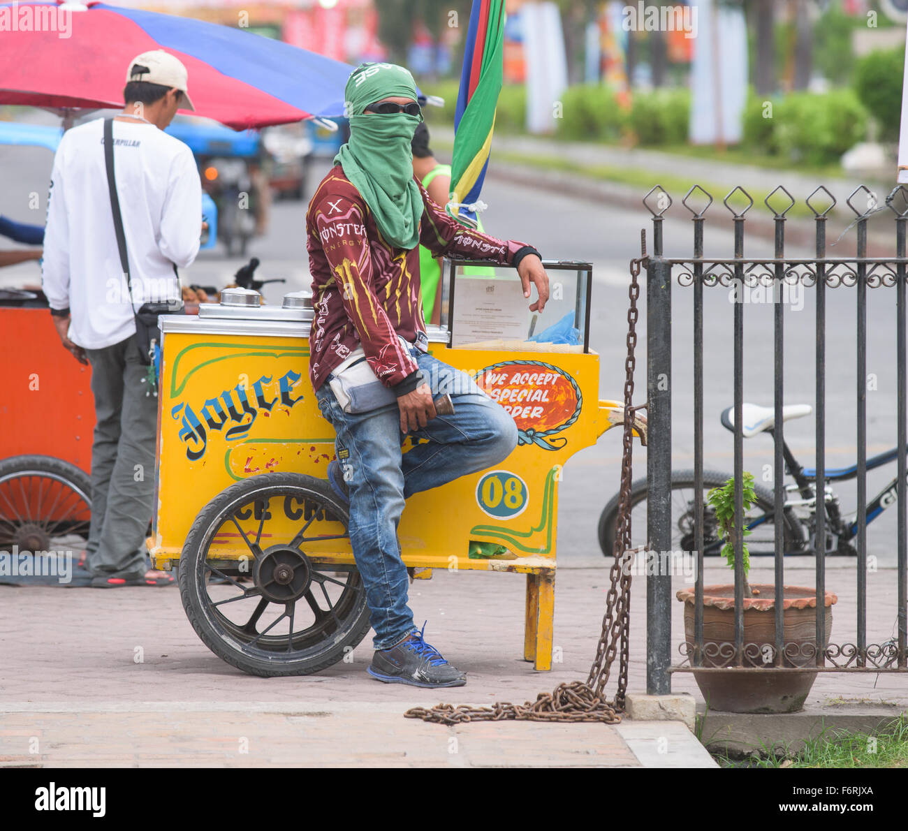 Eisverkäufer am Plaza Heneral Santos in General Santos City, die südlichste Stadt der Philippinen. Stockfoto