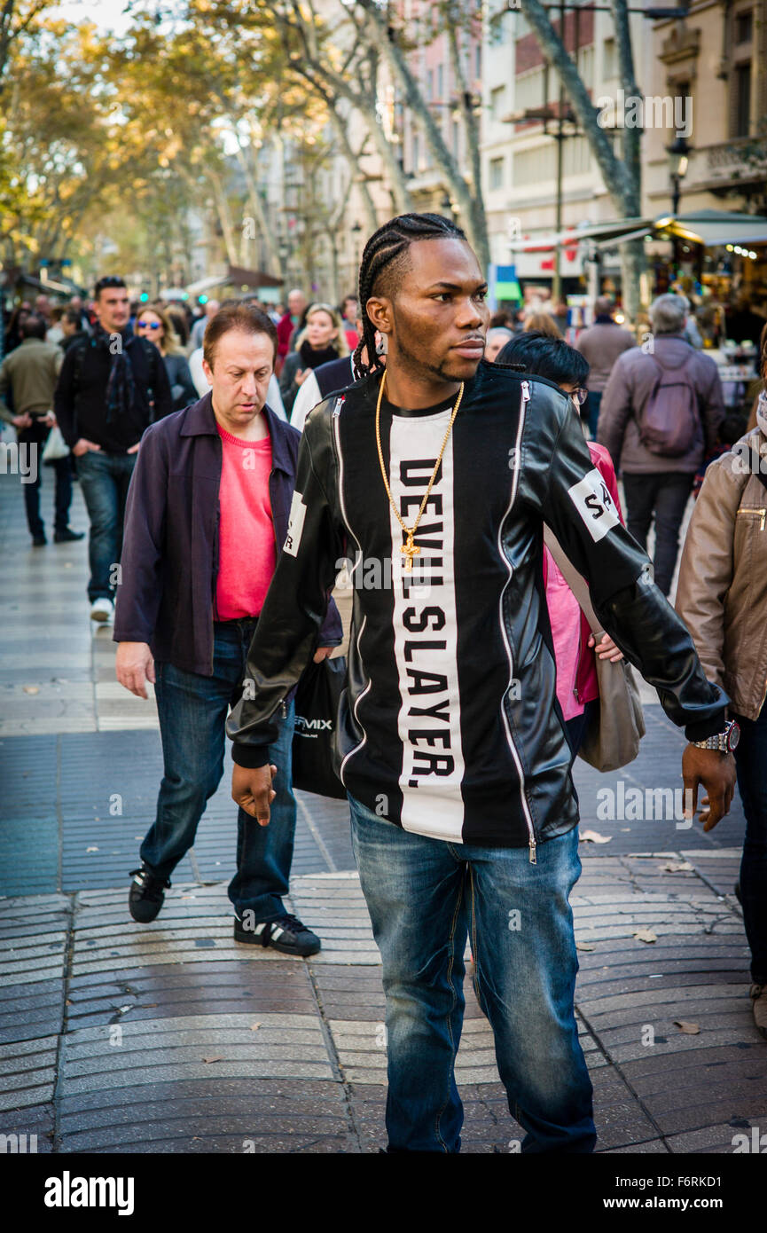 Mann trägt eine markante Shirt prangt mit den Worten 'Teufel Slayer' auf Les Rambles in Barcelona, Spanien Stockfoto
