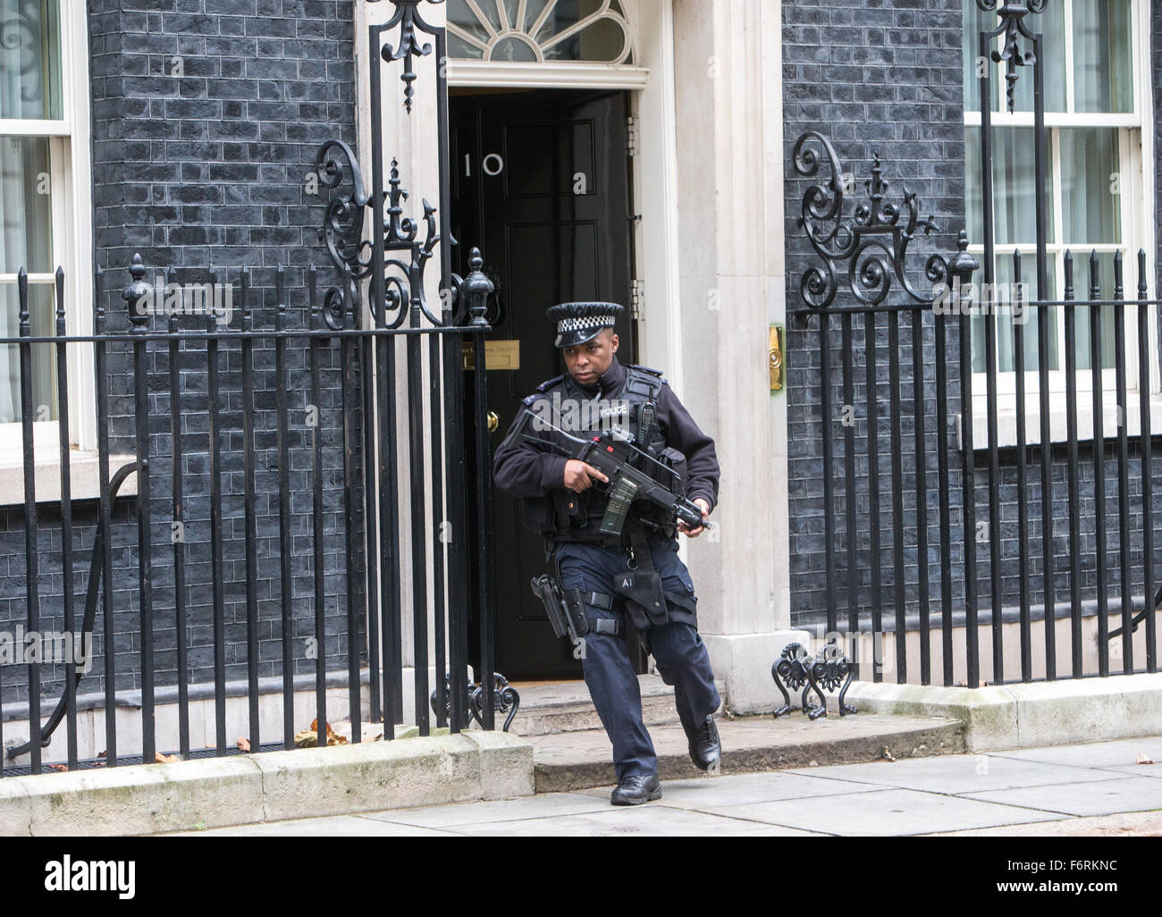 Bewaffnete Polizisten in der Downing Street als Großbritannien ist in höchster Alarmbereitschaft der Terror-Anschlag setzen. Stockfoto