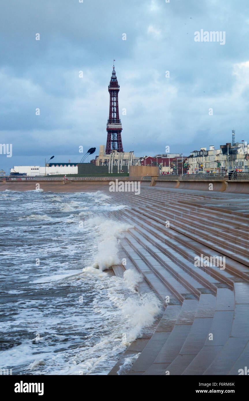 Blackpool, UK. 19. November 2015. Wetternachrichten. Kräftige Schauer und windigen Bedingungen für Blackpool. Ganz im Nordwesten könnte mehr Regen verzichten da die Erde gesättigt ist mehr Regen dürfte sich lokale Überschwemmungen verursachen. Bildnachweis: Gary Telford/Alamy live-Nachrichten Stockfoto