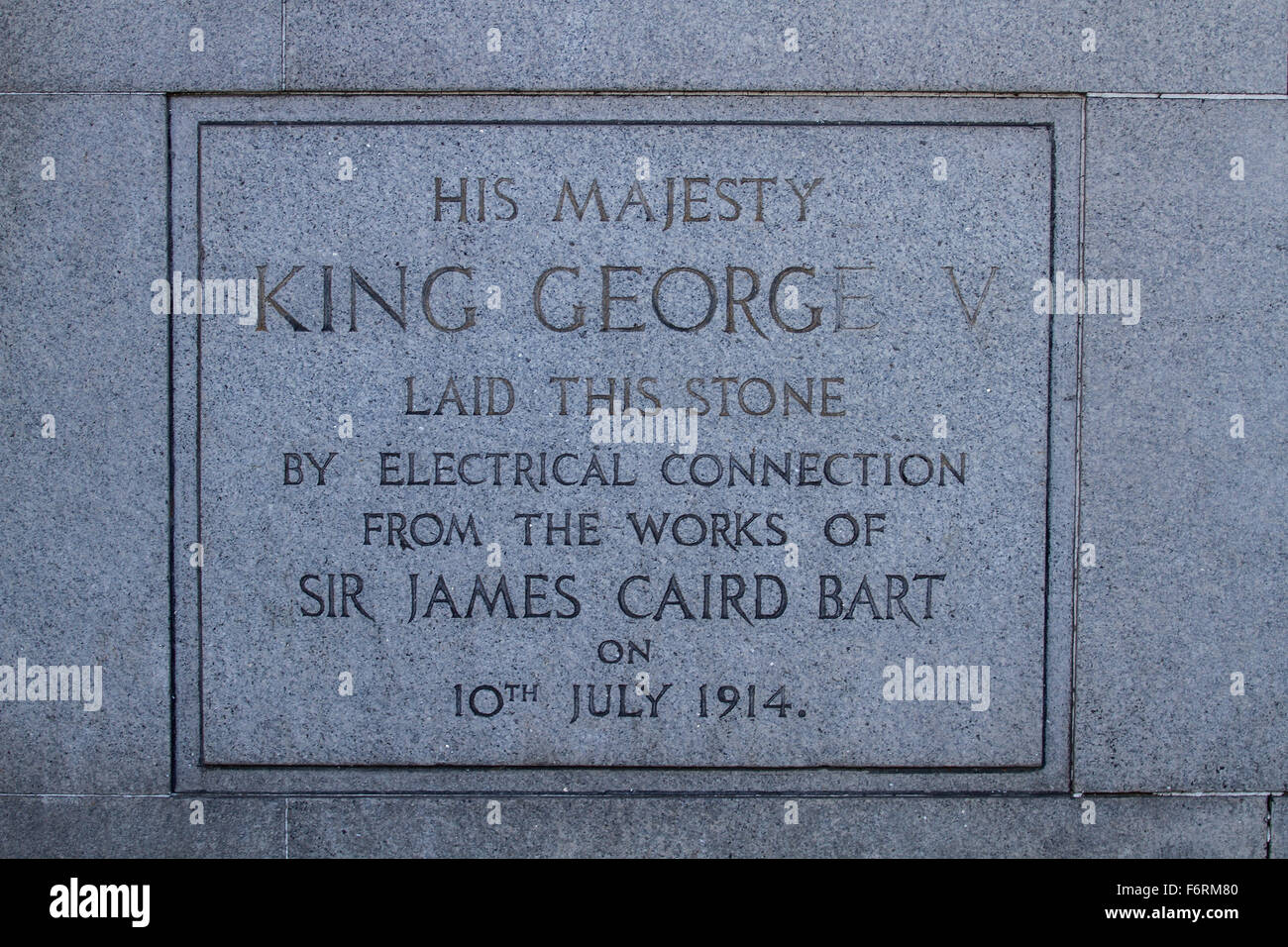 König George V legte diese Plakette im Jahre 1914 zum Gedenken an die Werke von Sir James Caird Bart in Dundee, Großbritannien Stockfoto