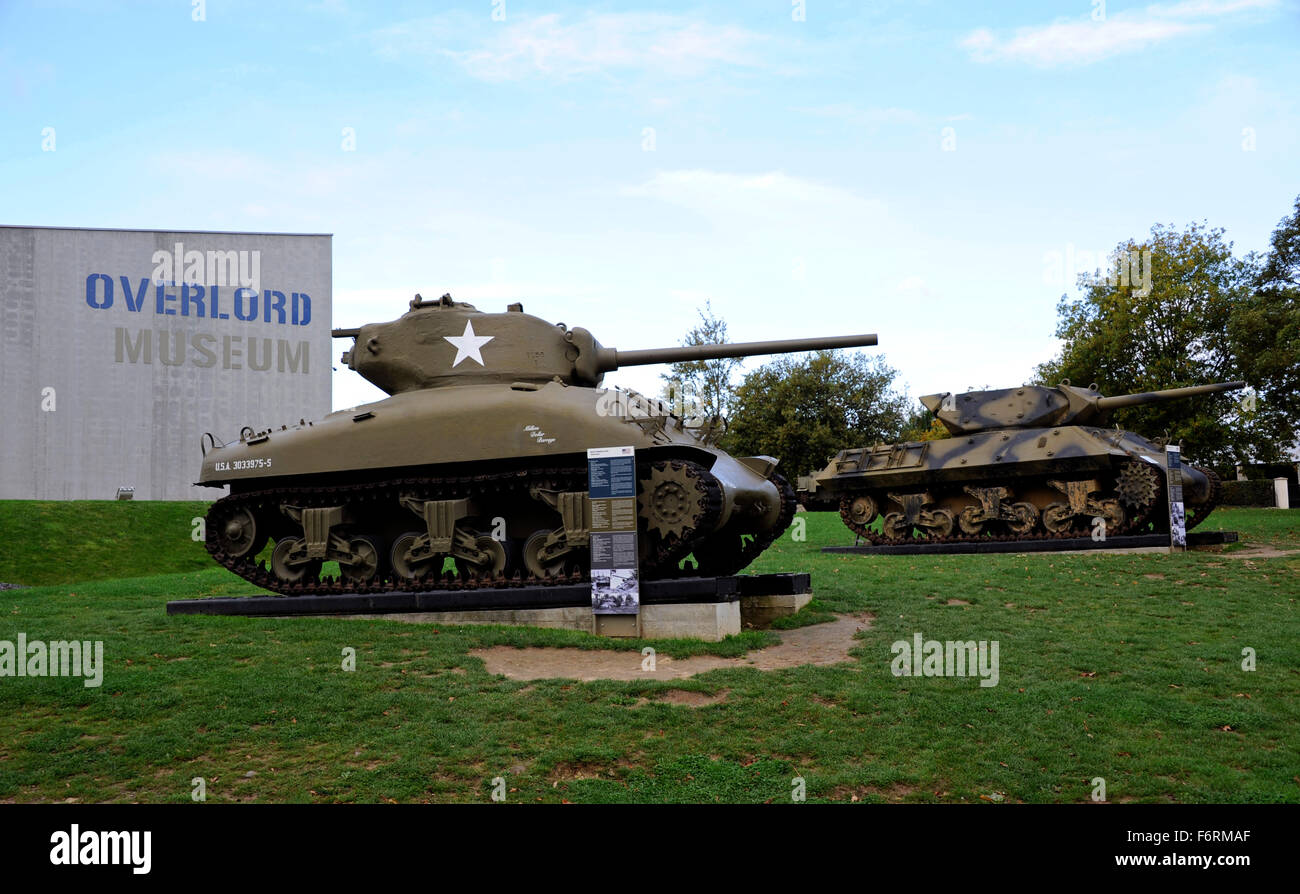 D-Day, Sherman M4A1 mittlerer Panzer und M10 Tank Destroyer, Overlord Museum, Omaha Beach in Colleville-Sur-Mer, Normandie, Normandie, Frankreich Stockfoto