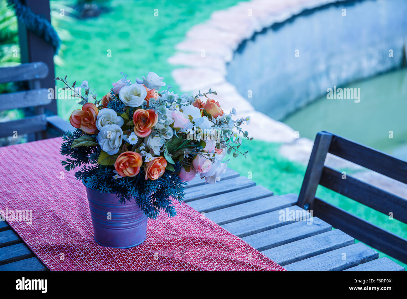 Blumen in einer Vase auf dem Tisch Stockfoto