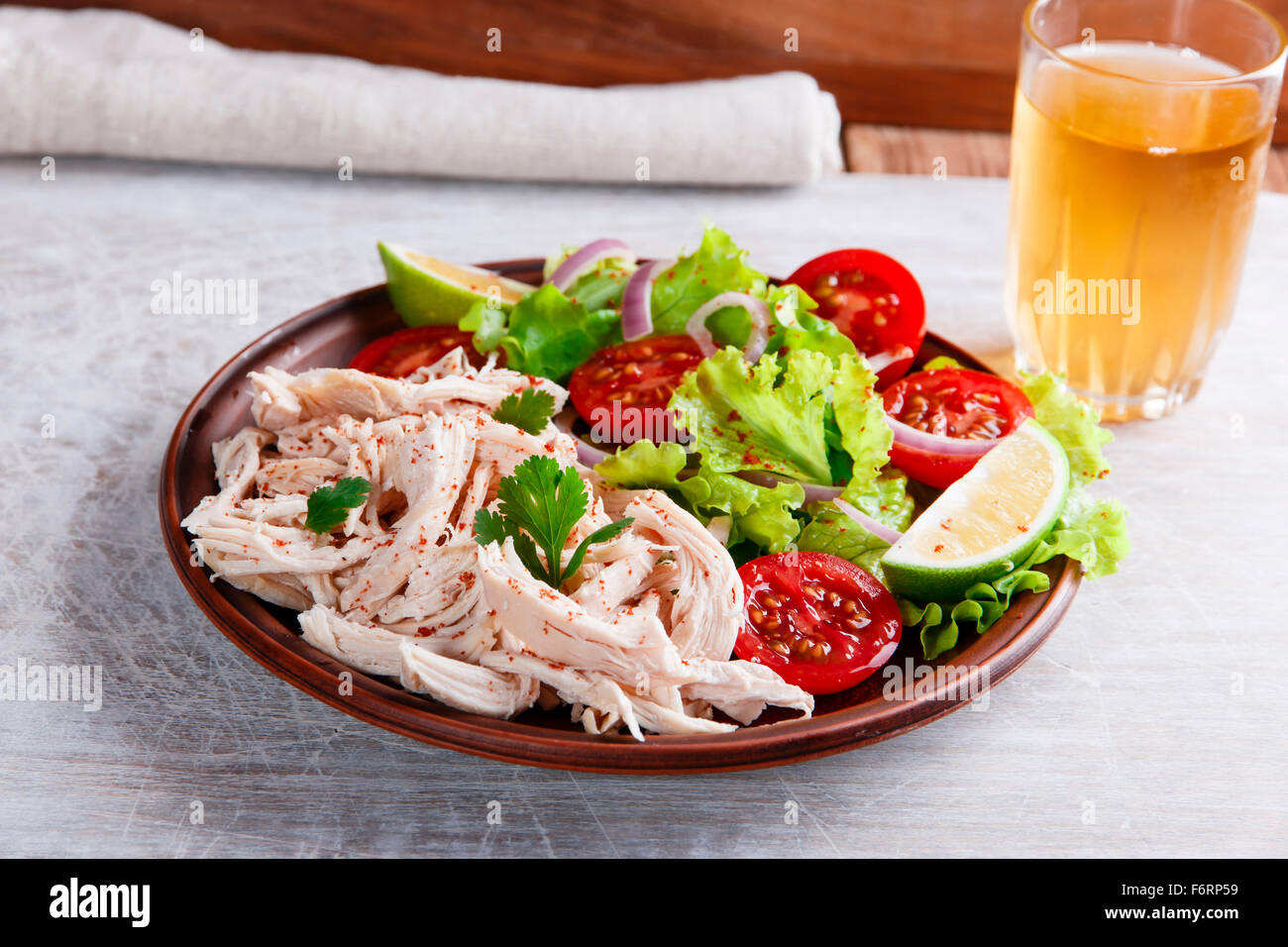 weißes Hühnerfleisch mit Salat Tomate gekocht Stockfoto