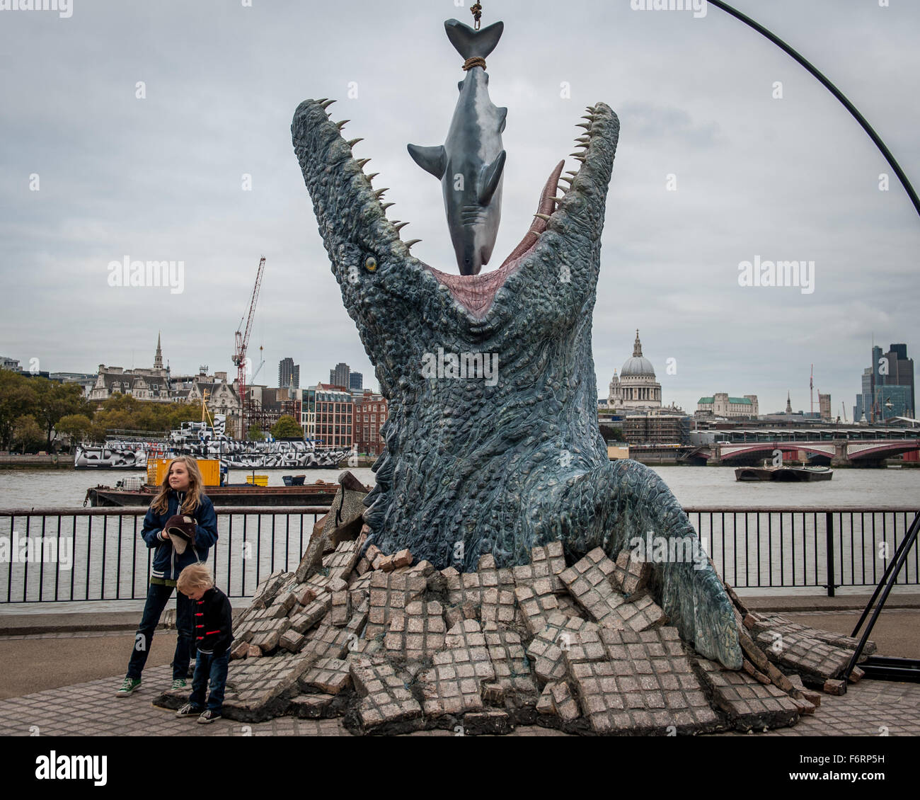 Ein riesiger Mosasaurus Dinosaurier Essen ein großer weißer Hai wurde