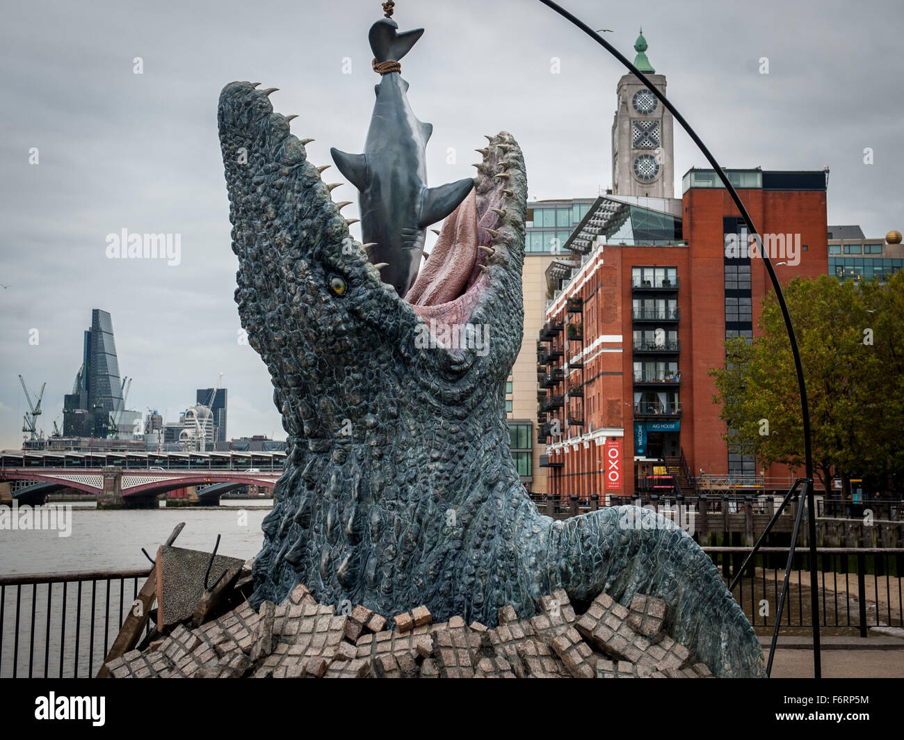 Ein riesiger Mosasaurus Dinosaurier Essen ein großer weißer Hai wurde