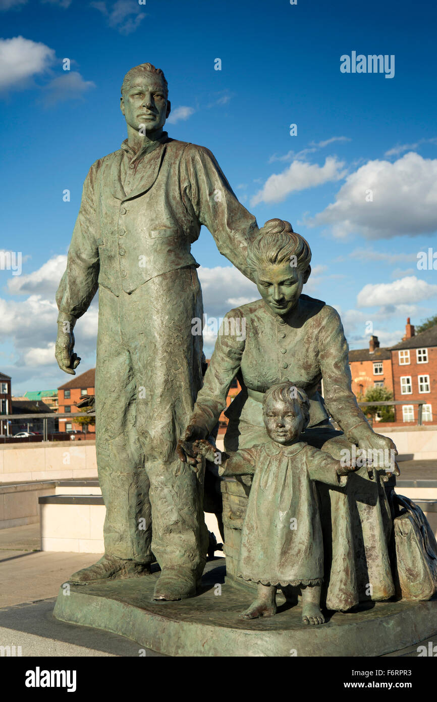 Großbritannien, England, Yorkshire, Hull, Humber Kais, Neil Hadlocks Auswanderer Skulptur, über 2 m Migranten durchlaufen Rumpf und Humber Stockfoto