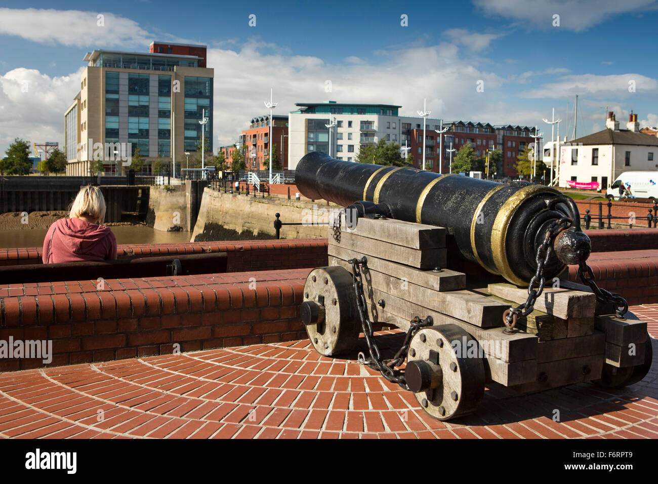 Großbritannien, England, Yorkshire, Hull, Princes Dock Road, Frau saß am Kai von Meer-Kanone Stockfoto