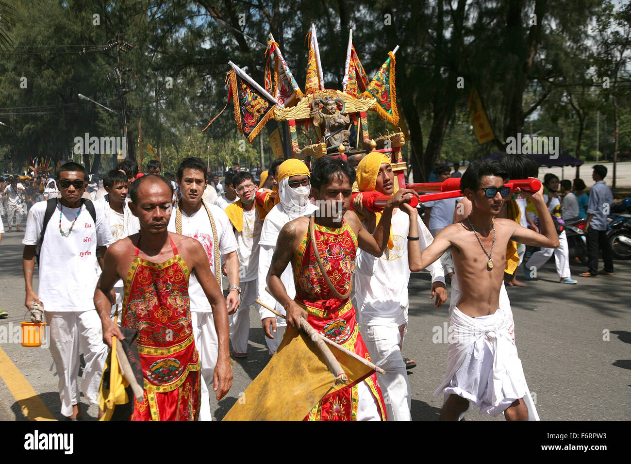Thailand Phuket Festivals die uralten Götter sind als Teil der Prozession Adrian Baker durch die Straßen getragen. Stockfoto